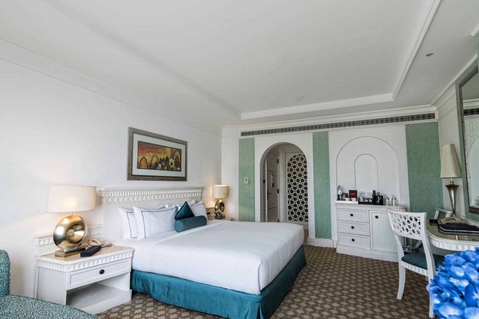 Al Habtoor Grand Resort, Autograph Collection Dubai Ngoại thất bức ảnh A room at the Taj Bengal