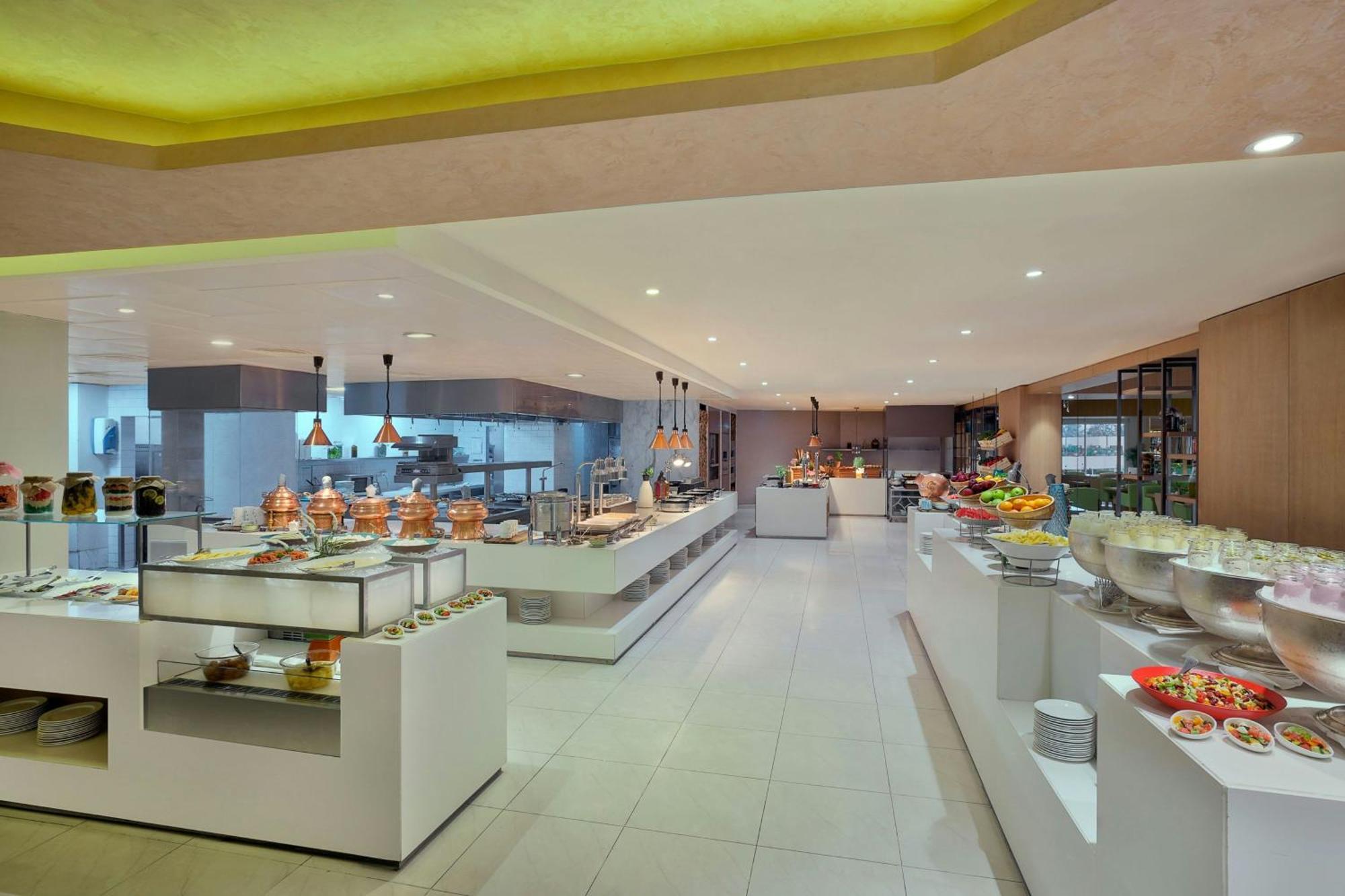 Al Habtoor Grand Resort, Autograph Collection Dubai Ngoại thất bức ảnh The buffet at the hotel