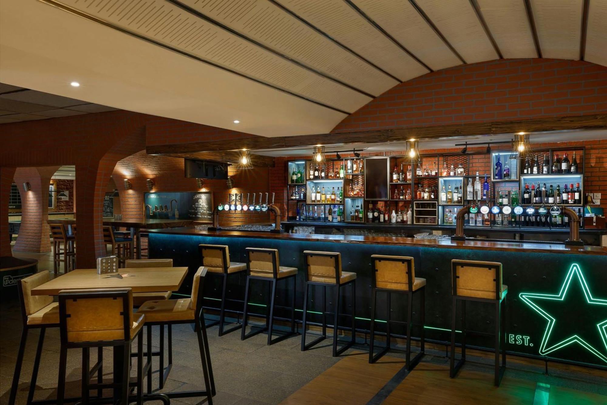 Al Habtoor Grand Resort, Autograph Collection Dubai Ngoại thất bức ảnh The bar at the 1900