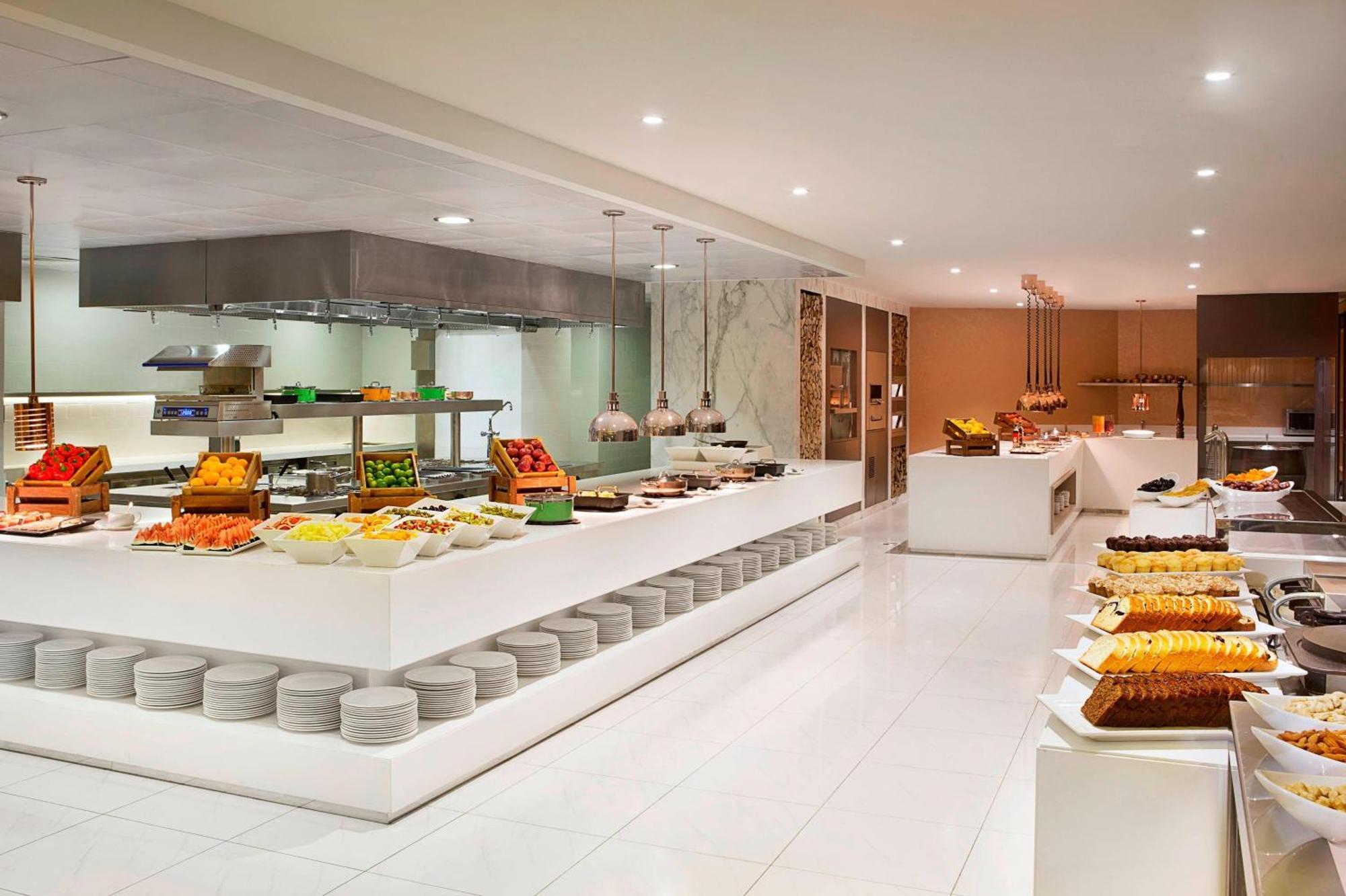 Al Habtoor Grand Resort, Autograph Collection Dubai Ngoại thất bức ảnh The buffet at the hotel