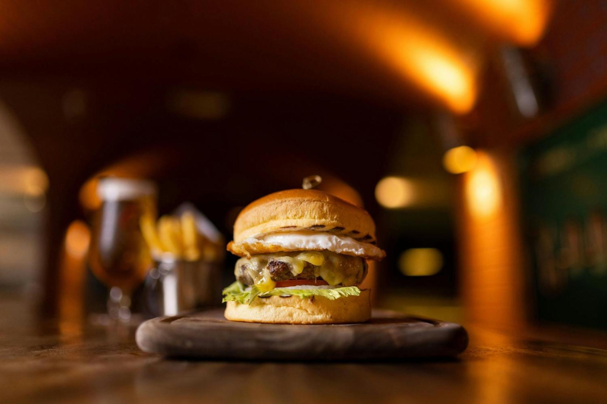 Al Habtoor Grand Resort, Autograph Collection Dubai Ngoại thất bức ảnh A burger at the restaurant