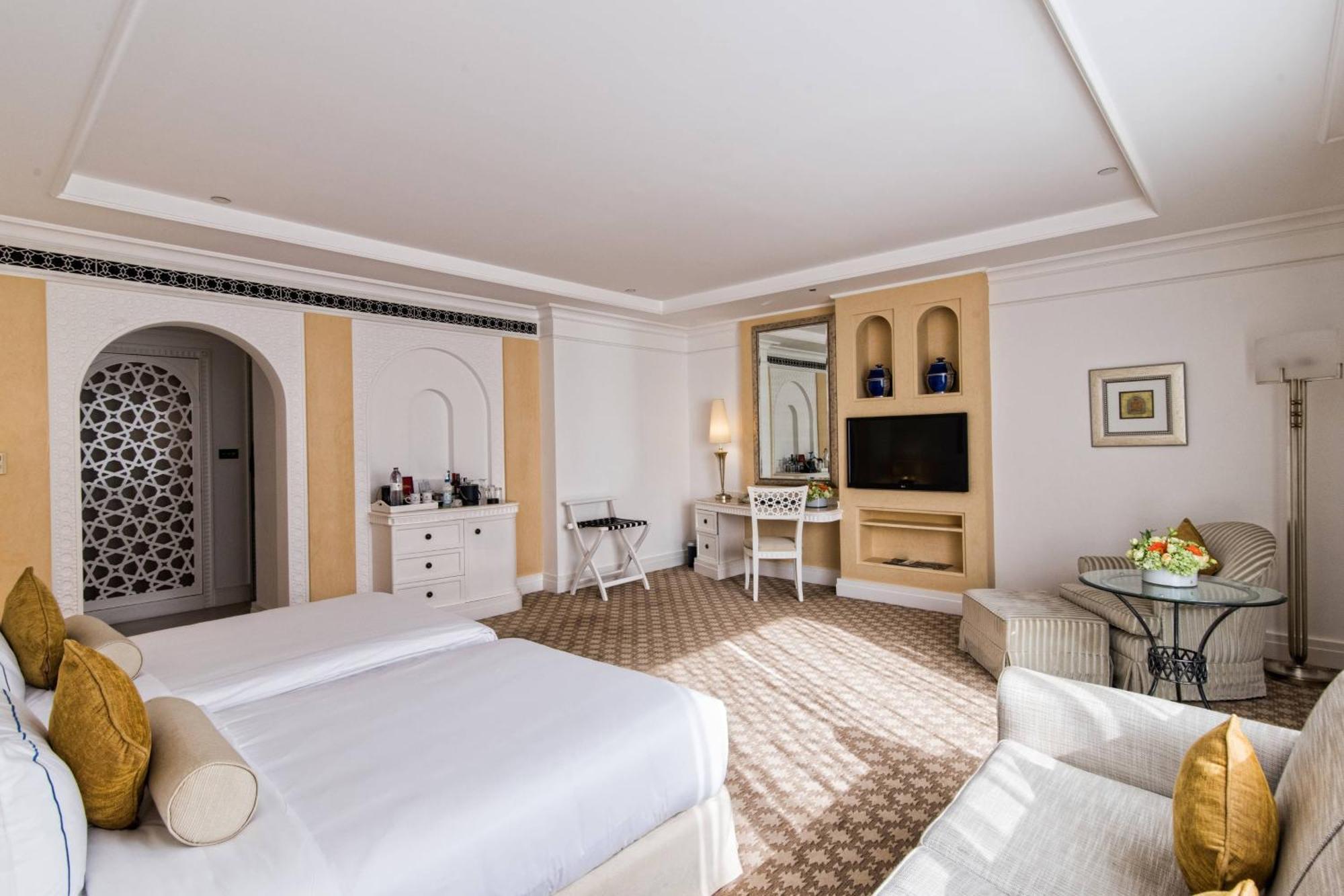 Al Habtoor Grand Resort, Autograph Collection Dubai Ngoại thất bức ảnh A room at the Taj Mahal Palace