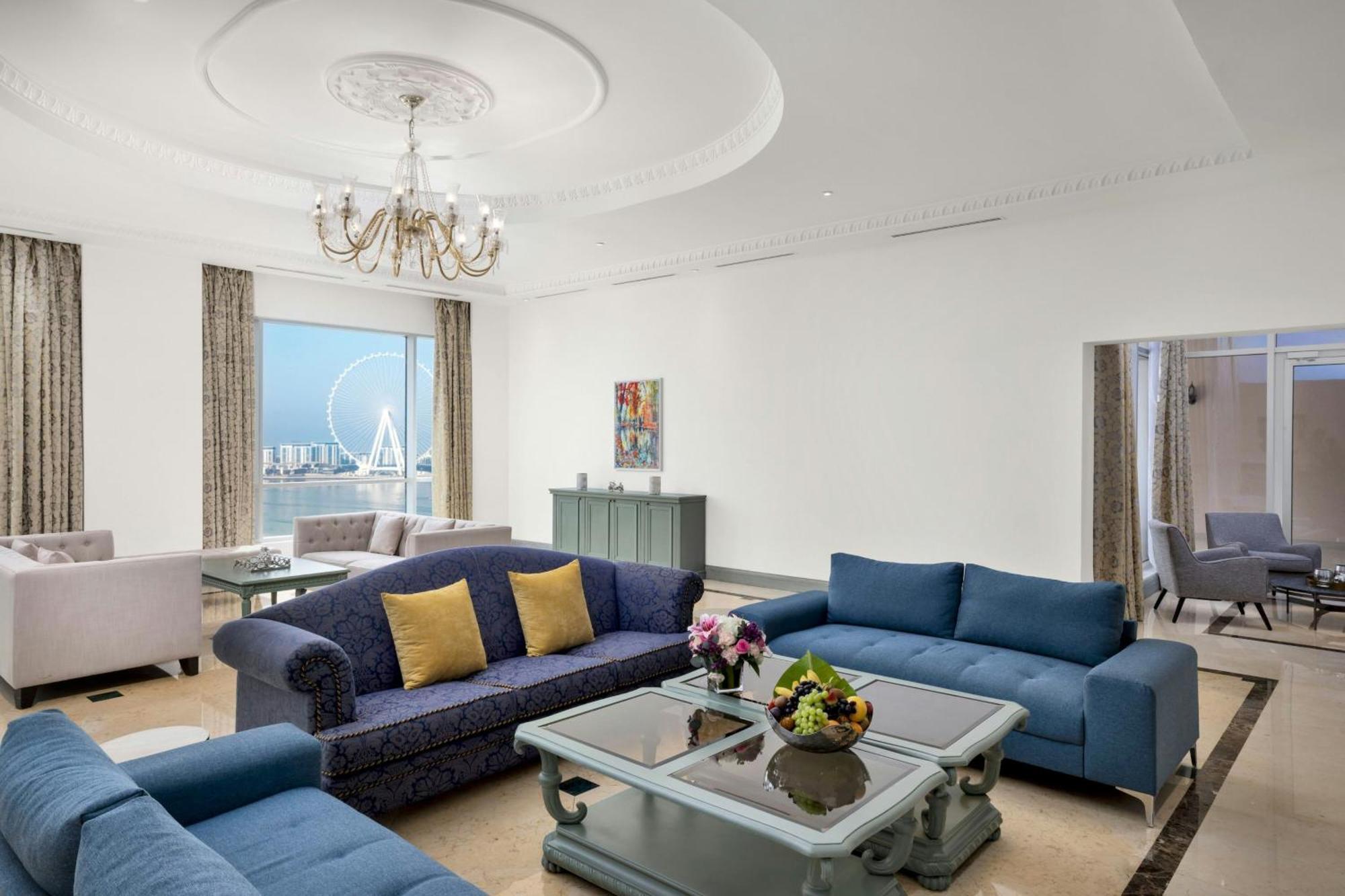 Al Habtoor Grand Resort, Autograph Collection Dubai Ngoại thất bức ảnh A living room in a suite at the Jumeirah Atlantis